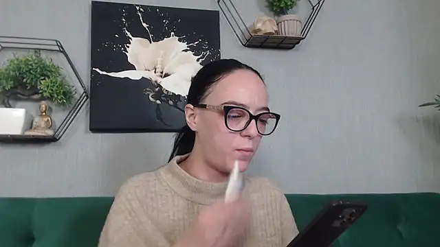 Snapshot of IzabelllNoir chatting on February 11, 8:30 am IzabelllNoir online show from February 11, 8:30 am