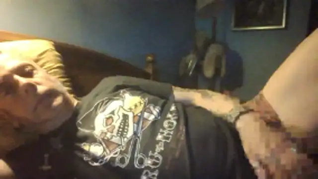 Snapshot of SHARPSkinhead chatting on June 18, 10:03 pm SHARPSkinhead online show from June 18, 10:03 pm