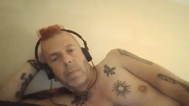 Snapshot of SHARPSkinhead chatting on July 12, 9:06 pm SHARPSkinhead online show from July 12, 9:06 pm