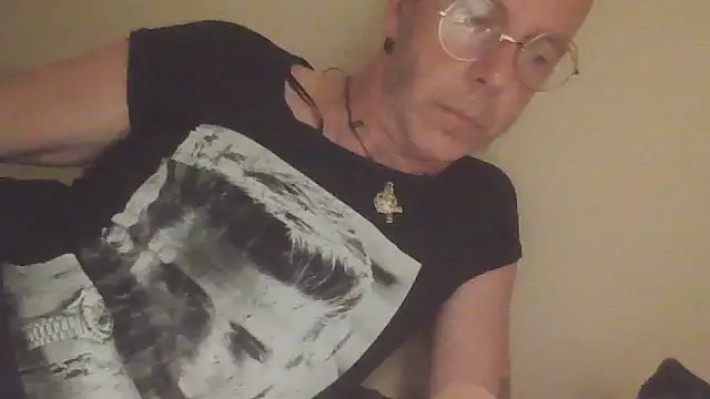 Snapshot of SHARPSkinhead chatting on July 23, 8:18 pm SHARPSkinhead online show from July 23, 8:18 pm