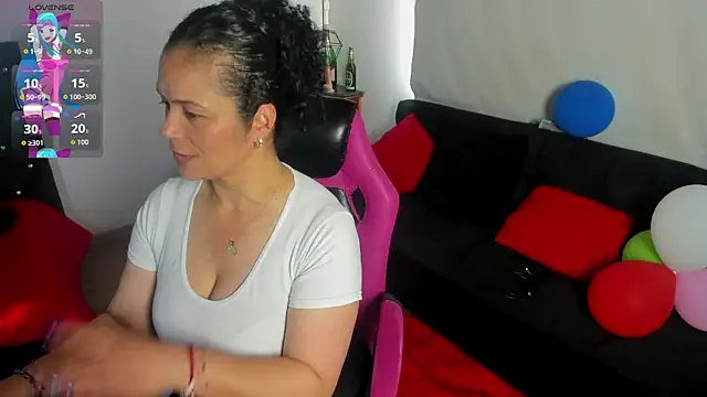 Snapshot of Aliciia_cute1 chatting on March 2, 9:43 pm Aliciia cute1 online show from March 2, 9:43 pm