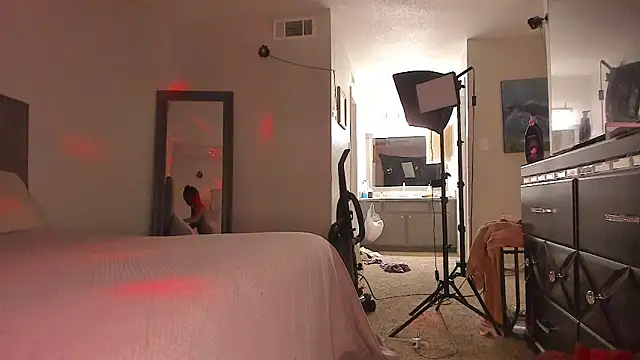 yiauana online show from April 19, 12:04 pm