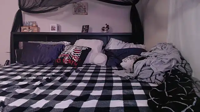 CrystalLakeXO online show from July 1, 5:53 am