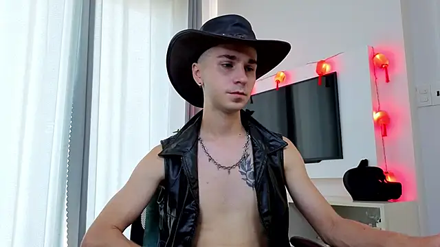 Joseph  Quinn online show from April 12, 1:10 am