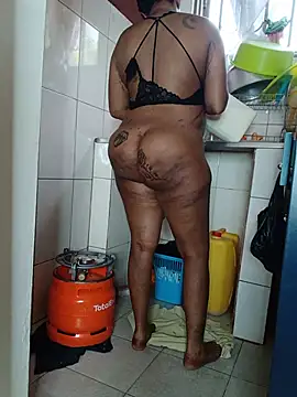 Snapshot of Babez_show chatting on June 30, 6:58 am Babez show online show from June 30, 6:58 am