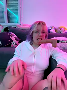 Snapshot of LaskaLeRoomba chatting on December 2, 9:58 am LaskaLeRoomba online show from December 2, 9:58 am