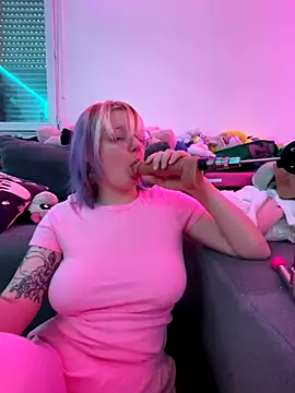 Snapshot of LaskaLeRoomba chatting on December 3, 1:53 pm LaskaLeRoomba online show from December 3, 1:53 pm