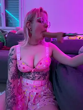 Snapshot of LaskaLeRoomba chatting on January 17, 9:40 pm LaskaLeRoomba online show from January 17, 9:40 pm