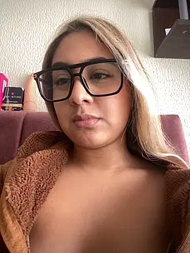 Snapshot of Miabonnett_ chatting on April 21, 3:28 pm Miabonnett online show from April 21, 3:28 pm