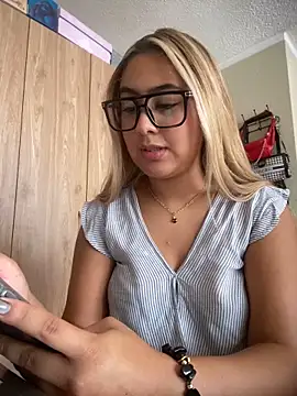 Snapshot of Miabonnett_ chatting on April 27, 3:10 pm Miabonnett online show from April 27, 3:10 pm