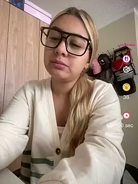Snapshot of Miabonnett_ chatting on May 5, 2:47 pm Miabonnett online show from May 5, 2:47 pm