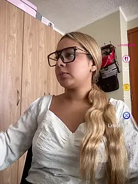 Snapshot of Miabonnett_ chatting on May 8, 3:06 pm Miabonnett online show from May 8, 3:06 pm