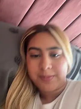 Snapshot of Miabonnett_ chatting on May 23, 4:55 pm Miabonnett online show from May 23, 4:55 pm