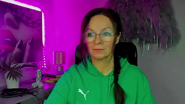 HelenLuxx online show from January 6, 6:50 am