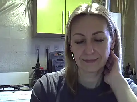 Snapshot of AshleyXHoney chatting on December 17, 7:36 am AshleyXHoney online show from December 17, 7:36 am