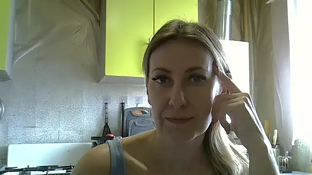 Snapshot of AshleyXHoney chatting on March 17, 8:28 am AshleyXHoney online show from March 17, 8:28 am