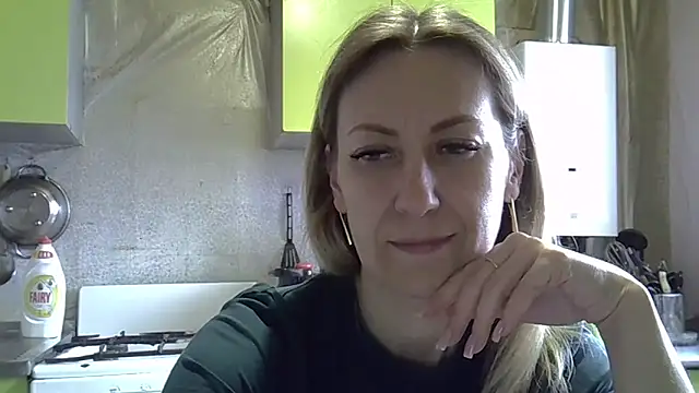 Snapshot of AshleyXHoney chatting on April 10, 8:30 am AshleyXHoney online show from April 10, 8:30 am