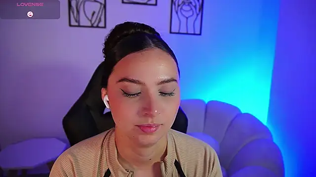 Snapshot of AliceHarper_ chatting on June 23, 12:41 am AliceHarper online show from June 23, 12:41 am