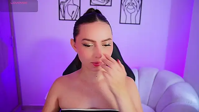 Snapshot of AliceHarper_ chatting on July 15, 8:03 pm AliceHarper online show from July 15, 8:03 pm