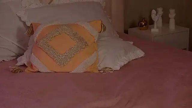  F R A U  online show from February 3, 2:53 am