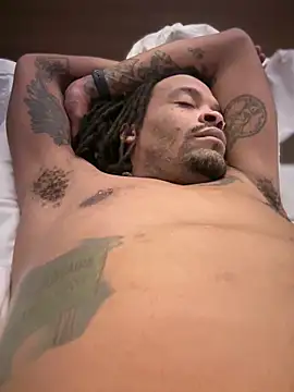 Snapshot of 1BeautyN1Beast chatting on December 19, 3:46 am 1BeautyN1Beast online show from December 19, 3:46 am