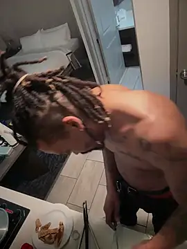 Snapshot of 1BeautyN1Beast chatting on February 4, 1:11 am 1BeautyN1Beast online show from February 4, 1:11 am