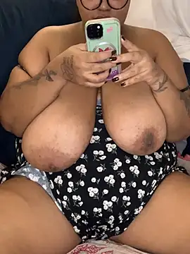 Snapshot of SweetLizzyBBW chatting on July 9, 2:59 am SweetLizzyBBW online show from July 9, 2:59 am
