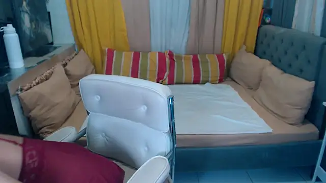 Snapshot of QueenDomCumm chatting on December 5, 4:42 am QueenDomCumm online show from December 5, 4:42 am