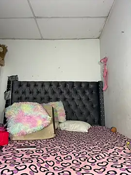 Snapshot of saragill323 chatting on February 6, 5:27 pm saragill323 online show from February 6, 5:27 pm