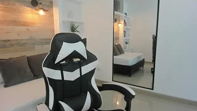 Snapshot of zoe_danae_ chatting on February 27, 12:27 pm zoe danae online show from February 27, 12:27 pm