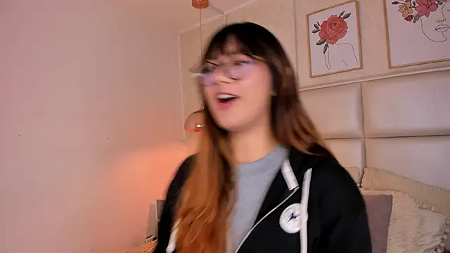 Snapshot of Aily_Yozuko chatting on December 17, 2:28 am Aily Yozuko online show from December 17, 2:28 am