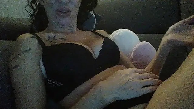 Snapshot of MarikaMilff chatting on October 14, 9:15 pm MarikaMilff online show from October 14, 9:15 pm