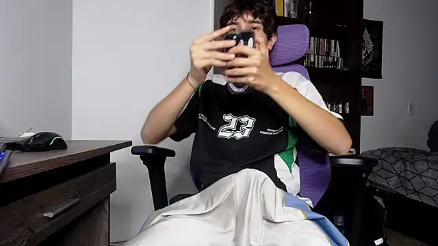 alex connorr online show from November 10, 4:00 am