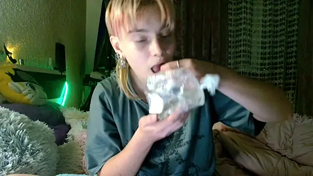 Sophie Bell online show from May 16, 6:28 pm
