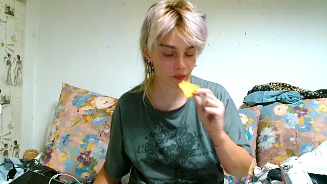 Sophie Bell online show from July 5, 8:38 pm