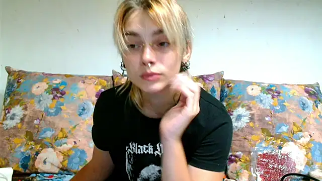 Sophie Bell online show from August 4, 8:55 pm
