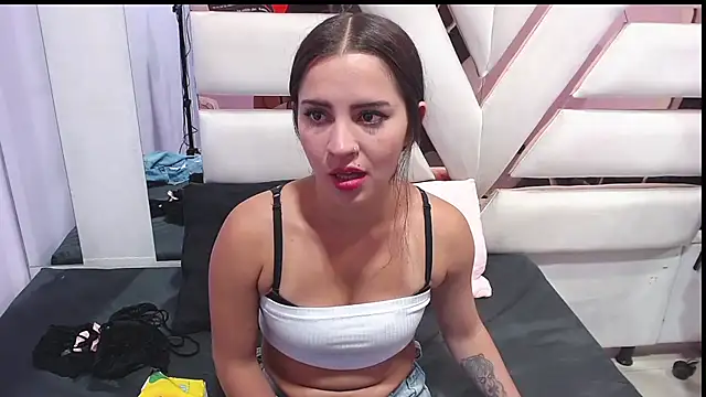 Snapshot of CooperEmma_ chatting on February 26, 2:43 am CooperEmma online show from February 26, 2:43 am