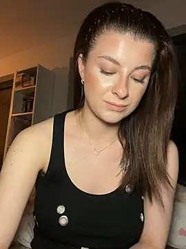 Mia-Minou online show from April 15, 7:10 pm