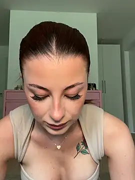 Snapshot of Mia-Minou chatting on July 4, 8:42 am Mia-Minou online show from July 4, 8:42 am