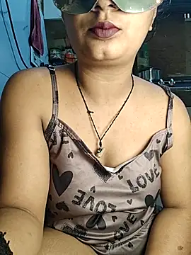 Snapshot of Manpreet_kaur21 chatting on July 20, 12:51 pm Manpreet kaur21 online show from July 20, 12:51 pm