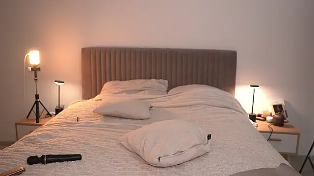 arielbell  online show from April 22, 10:06 am