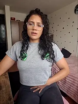 Thaliacooper  online show from March 19, 6:01 pm