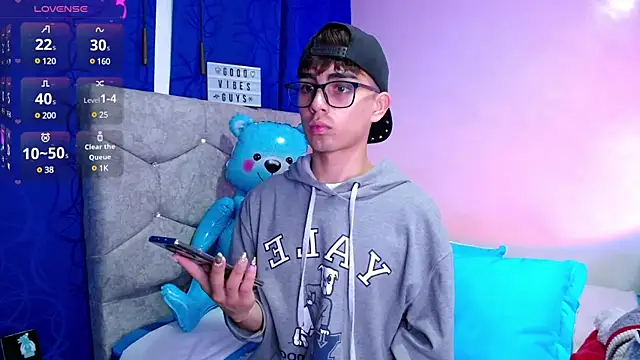 OwenBluee online show from December 31, 12:00 am