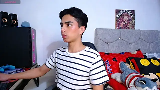 OwenBluee online show from December 2, 6:30 am