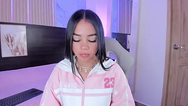 Snapshot of Violet_spencer chatting on January 18, 6:10 pm Violet spencer online show from January 18, 6:10 pm