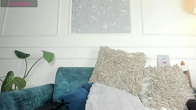 yossi peach cute online show from April 18, 8:20 pm