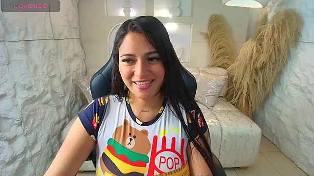 Dakotha v  online show from April 14, 4:51 am