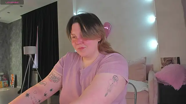 Snapshot of Ruth_Oliver chatting on June 19, 9:24 am Ruth Oliver online show from June 19, 9:24 am