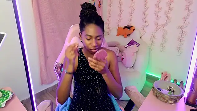 Snapshot of Queen_perla_ chatting on December 18, 8:04 pm Queen perla online show from December 18, 8:04 pm