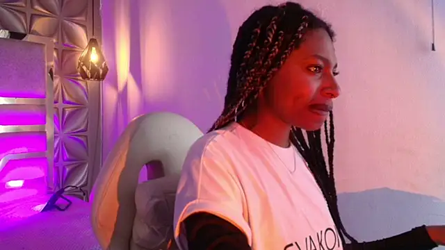 Snapshot of Queen_perla_ chatting on February 4, 6:47 pm Queen perla online show from February 4, 6:47 pm